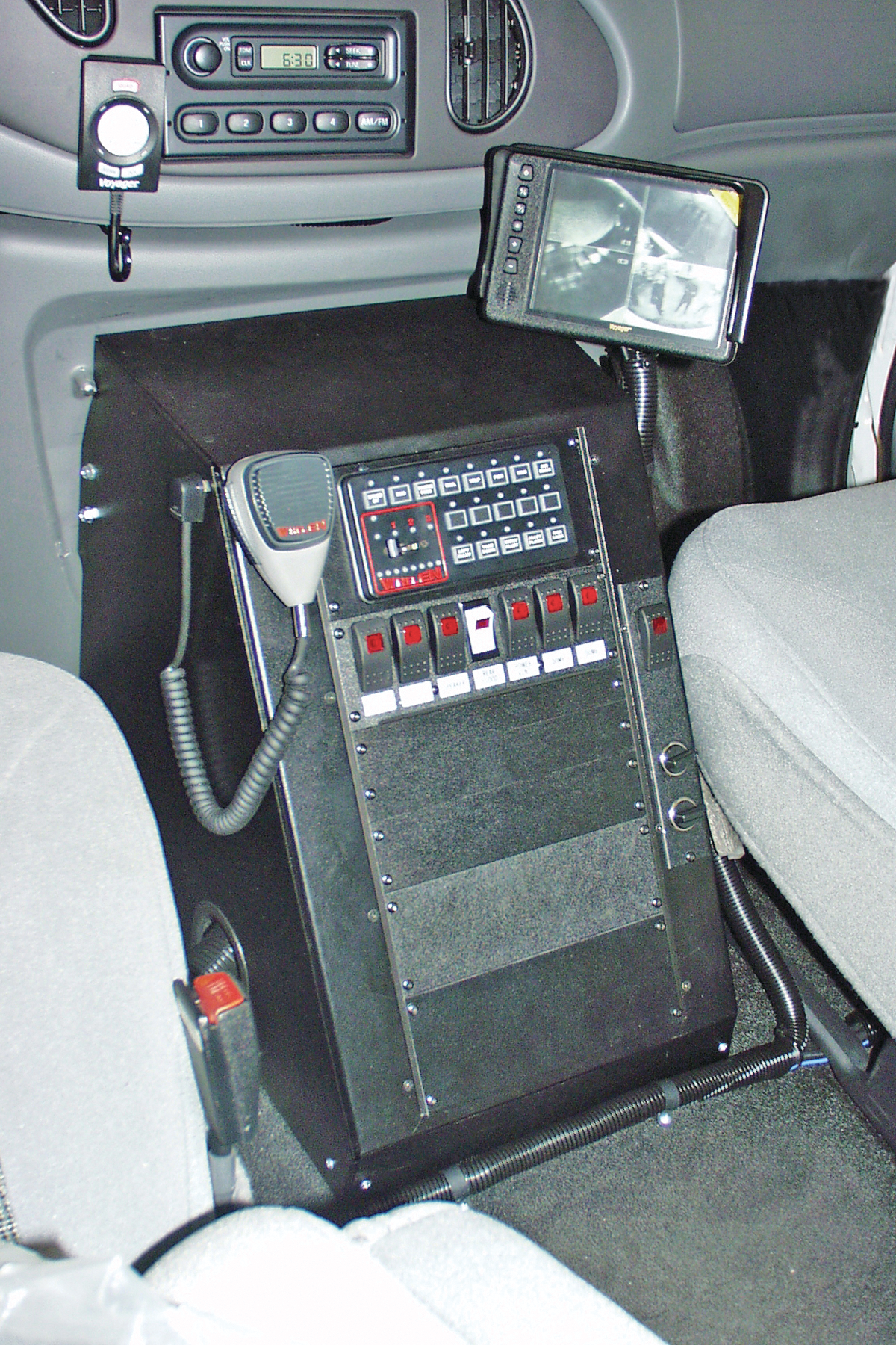 Vehiclespecificconsolesforthefordeseriesvan 10043553