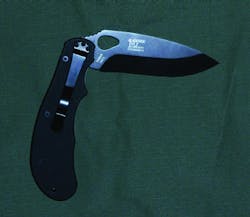 Note the 'arrow head' shaped thumb hole for one-handed opening. Note the 'arrow head' shaped thumb hole for one-handed opening.