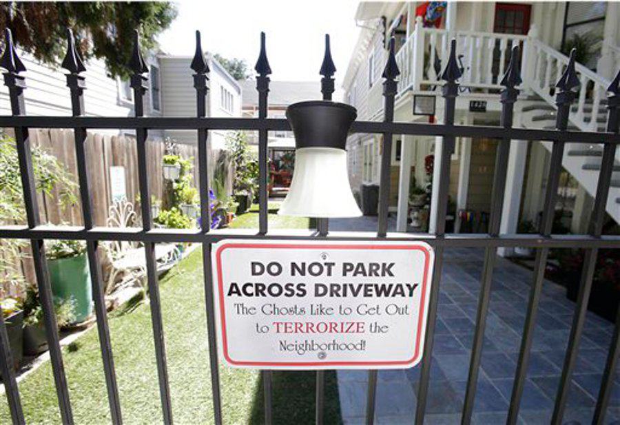 A sign in the yard of the Victorian home of convicted killer Dorothea Puente makes reference to Puente's victims, who were buried in the home's yard in Sacramento, Calif.