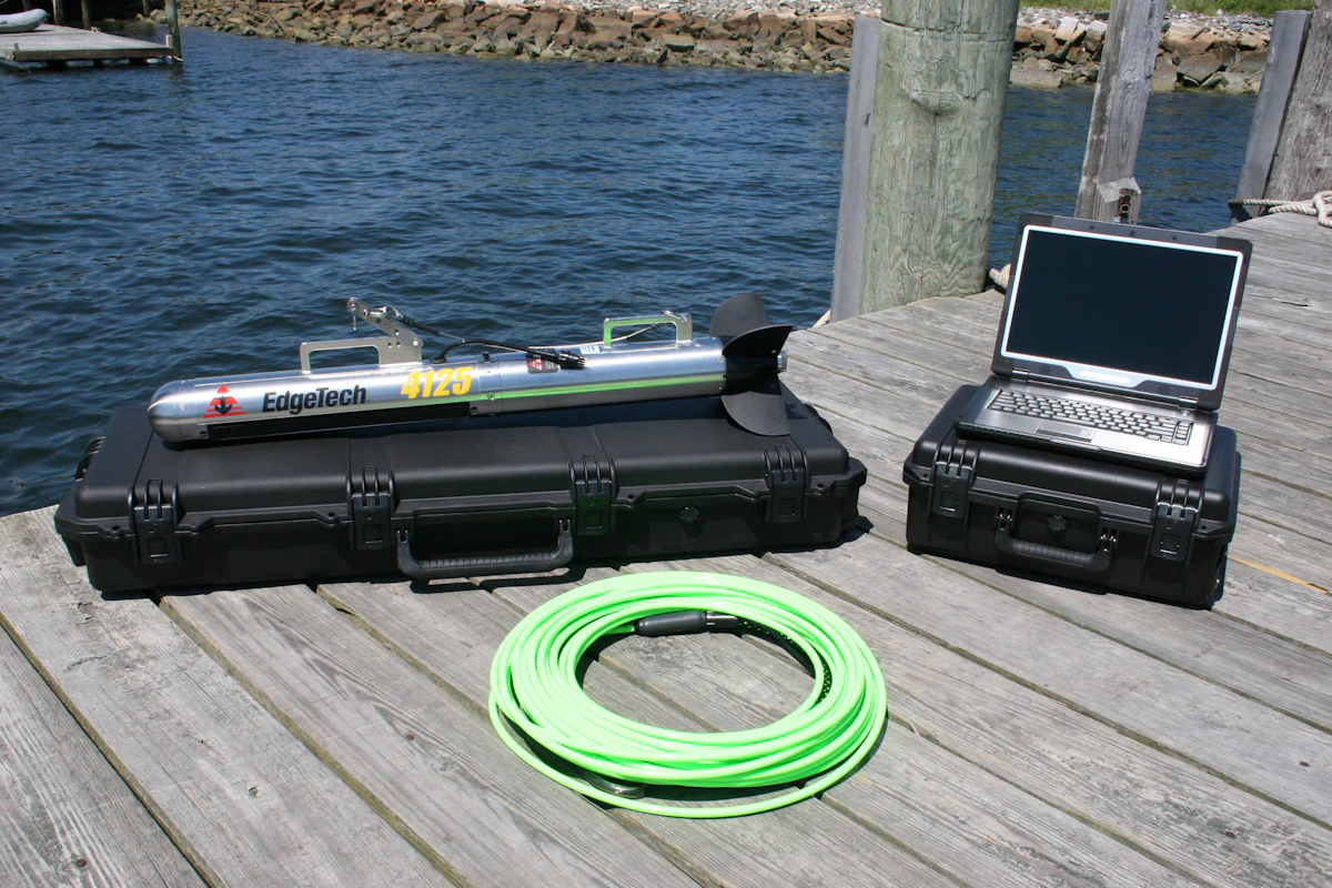 4125 Side Scan Sonar System with Magnetometer Interface From: EdgeTech ...
