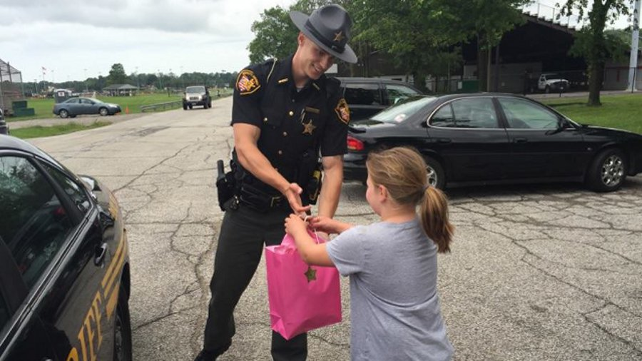 Lake County Sheriff's Deputy Zach Ropos helped out a young girl who was running a lemonade stand.