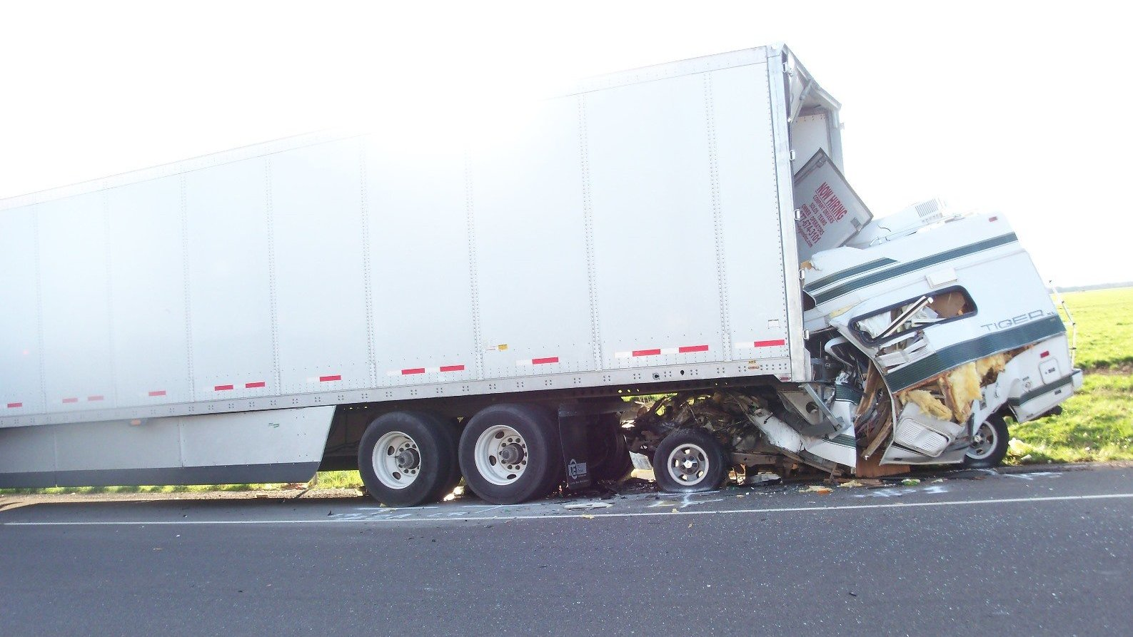 An Oregon trooper rescued a 5-year-old girl from a burning motor home with the help of two Good Samaritans Wednesday afternoon.