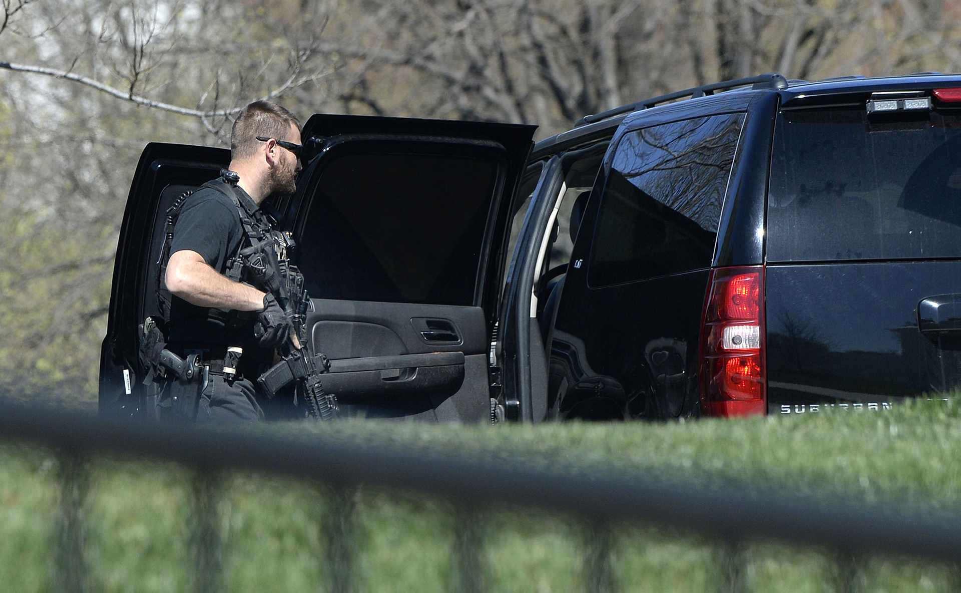 A secret service agent patrols the North Lawn of the White House after reports of shooting on Capitol Hill on March 28 in Washington, D.C.