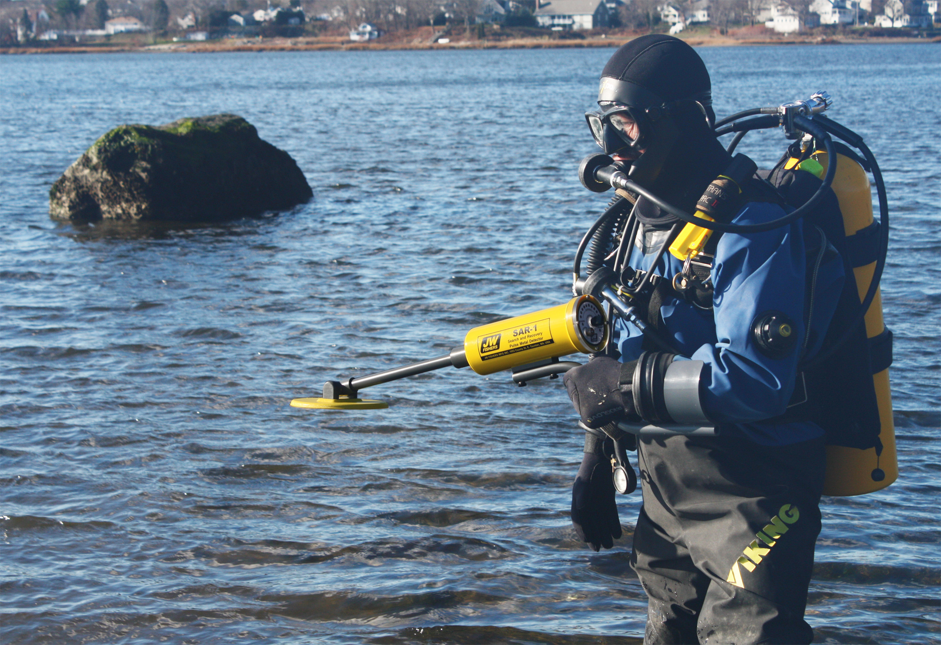 Diver enters the water with SAR-1 detector to perform search operation