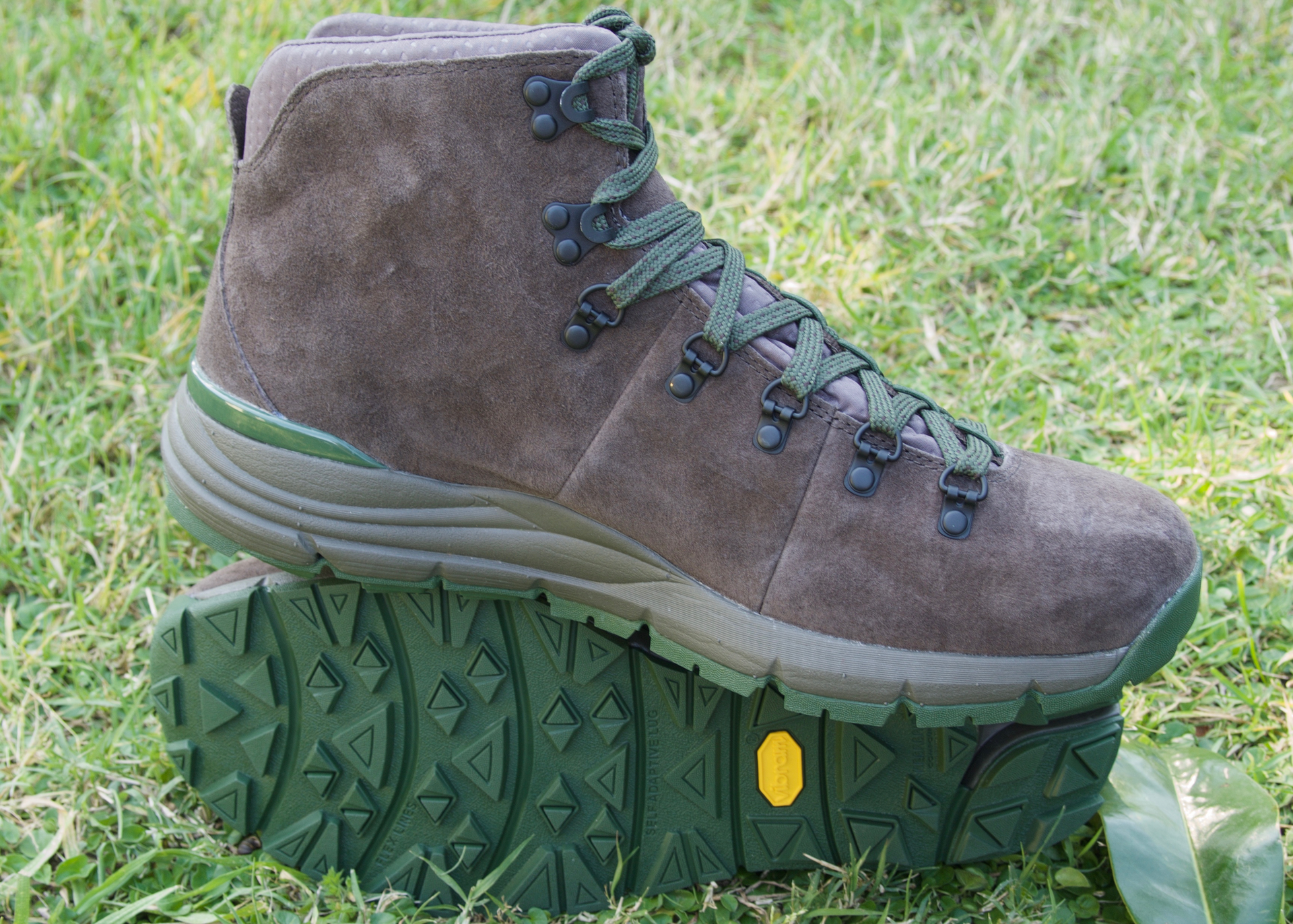 danner mountain 600 mid wp hiking boots