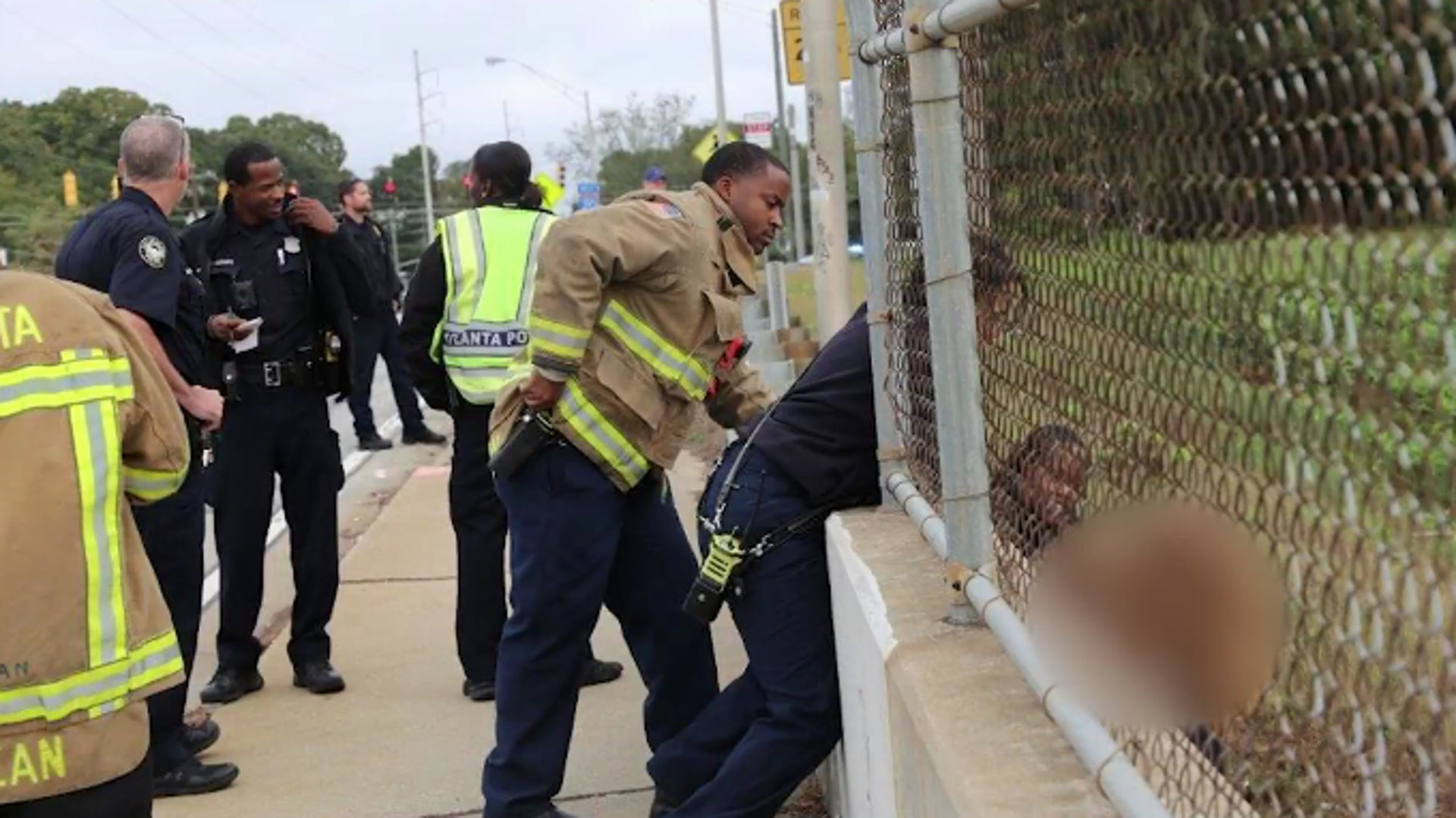 When Atlanta police Officer Lisa McGhaw got the call about a suicidal woman at an overpass near Moreland Avenue, she rushed straight to the scene.