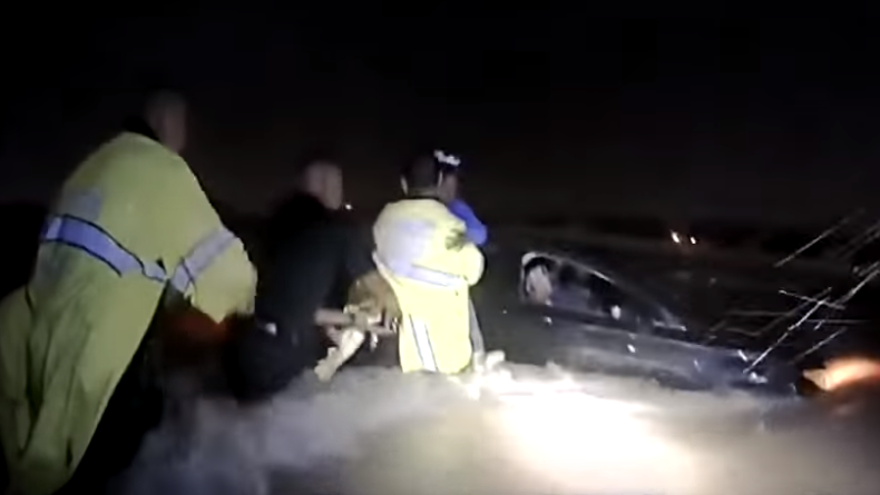Video Shows Texas Police Officers Form Human Chain to Rescue Family ...