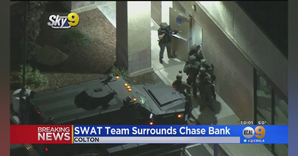 Bank Attack In Riverside California Police Officer Injured In Attempted Bank Robbery | Officer