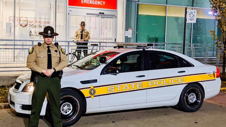 When a car carrying a surgeon, a medical student, a transplant coordinator and a human heart stopped on the expressway on Chicago’s Southwest Side, two Illinois State Police troopers came to their rescue.