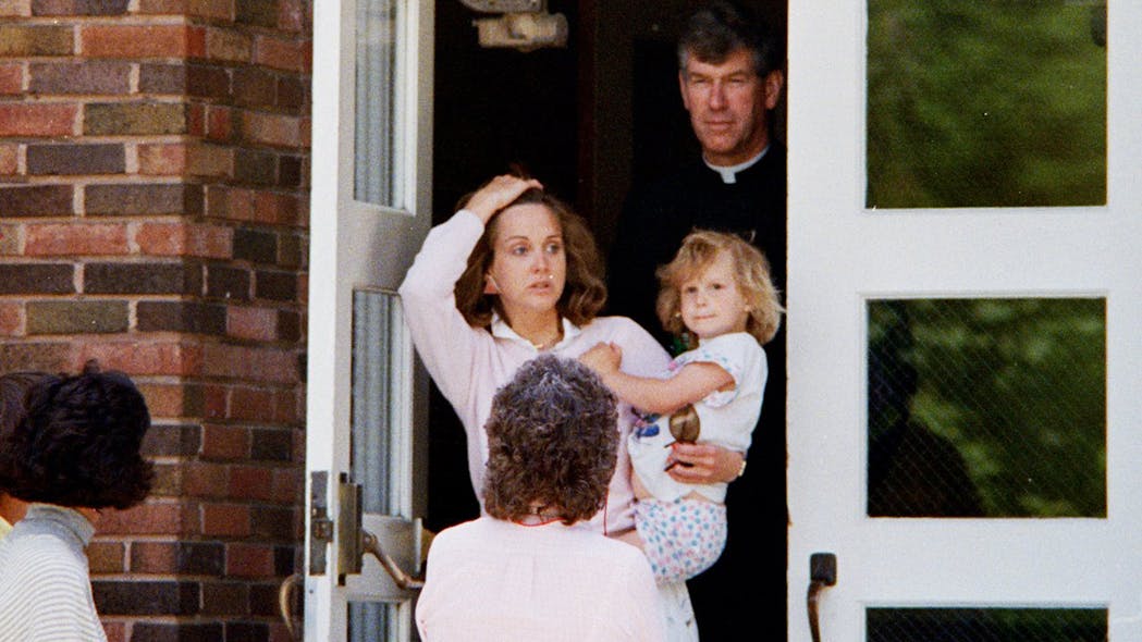 Parents leave Hubbard Woods Elementary School with their children after Laurie Dann shot six children, killing one, in the school on May 20, 1988, in Winnetka, Ill.
