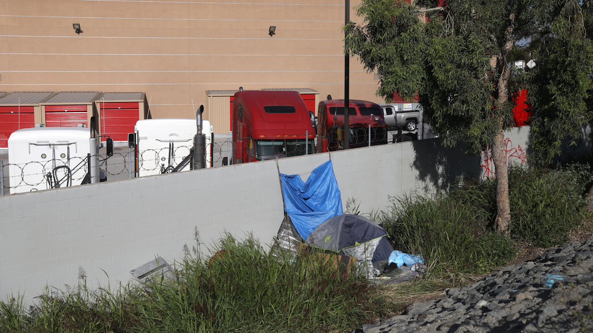 A Killer Shadows An La Homeless Camp Officer A Killer Shadows An La Homeless Camp Officer