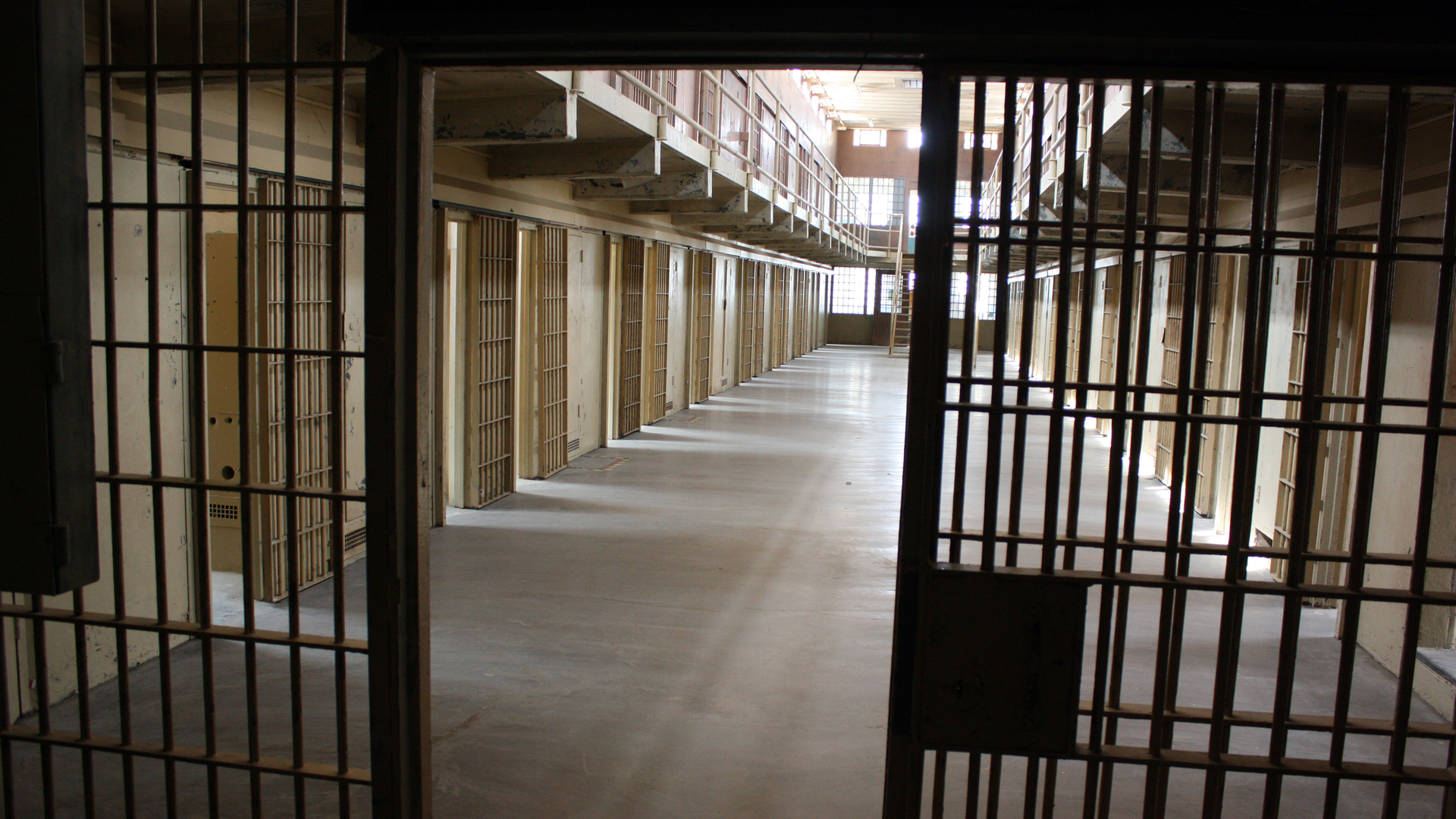 Prison Dt 614111b303b7c