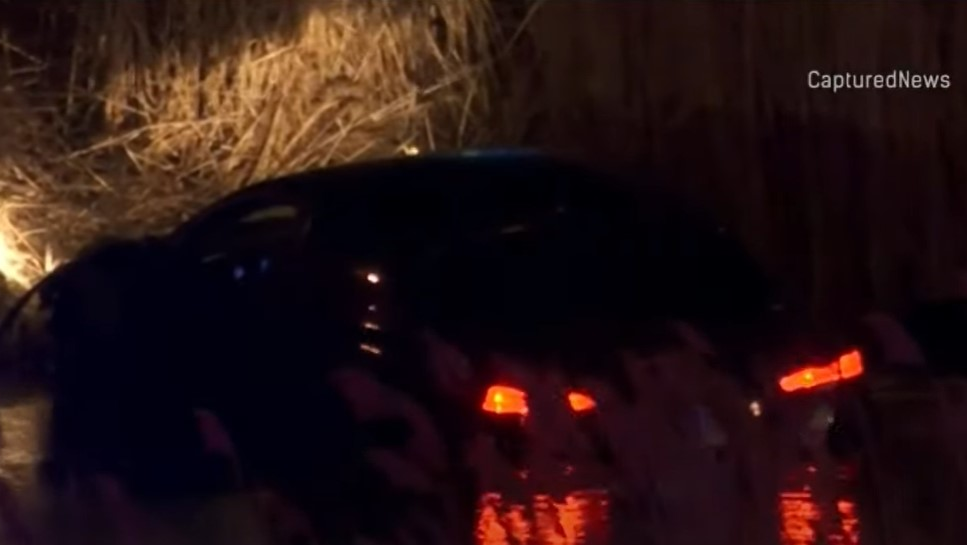 Video: Ind. Officer Rescues Girls after Driver Flees Car in Pond | Officer