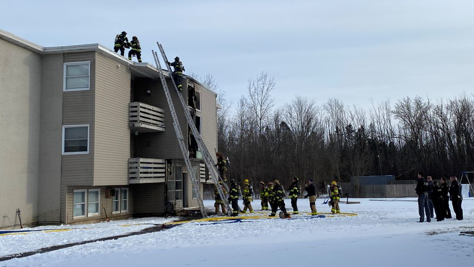 A New York State Police trooper and Onondaga County sheriff&rsquo;s deputies broke down an apartment building door in Clay to alert residents of a fire Monday.