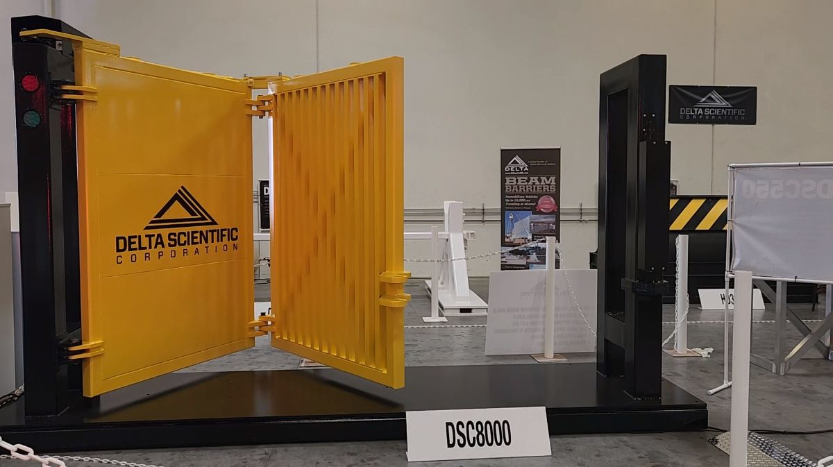 DSC8000 bi-fold speed gate.