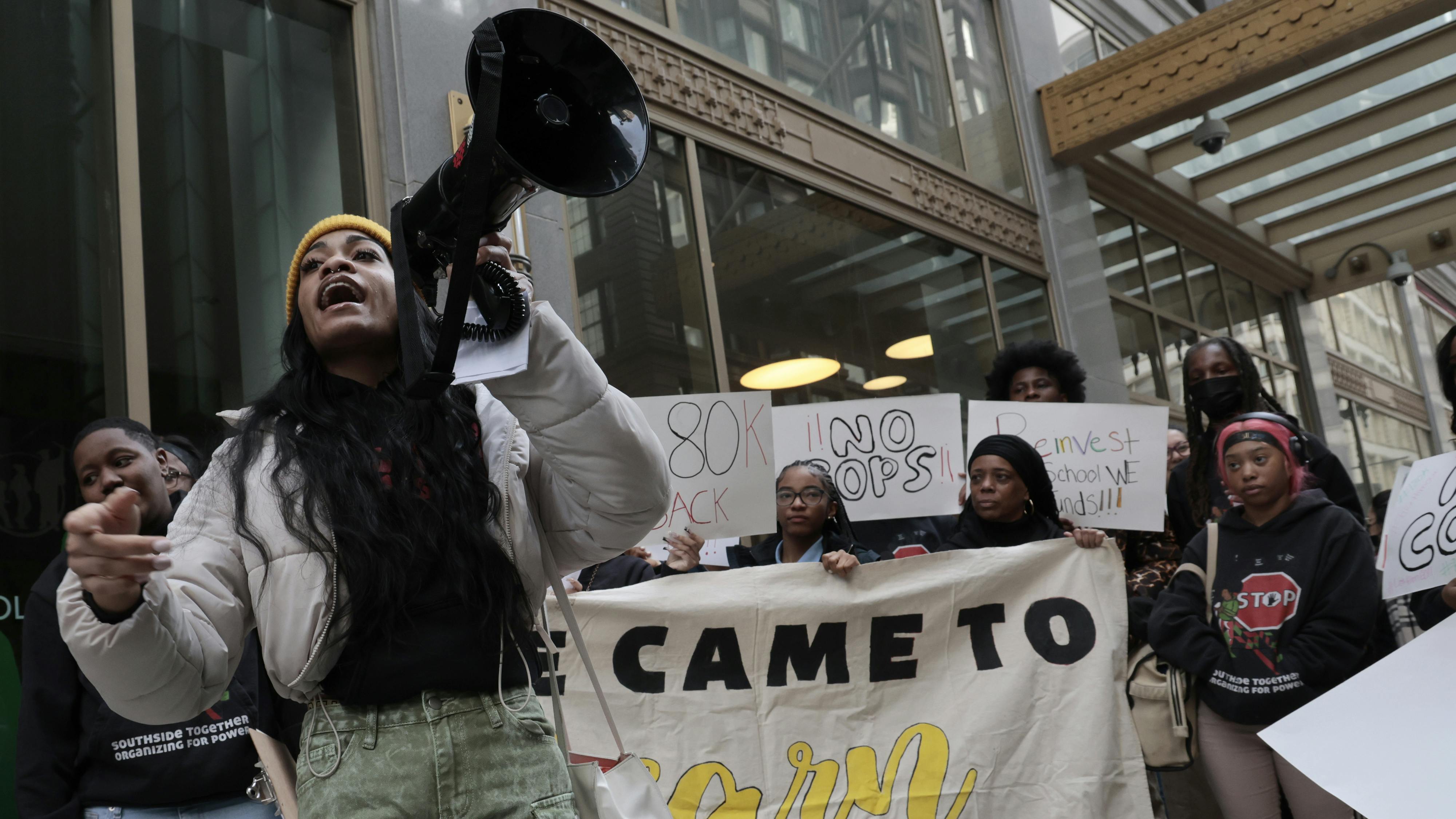 Chicago Board of Education Votes to Eliminate School Resource Officers - Vimarsana News