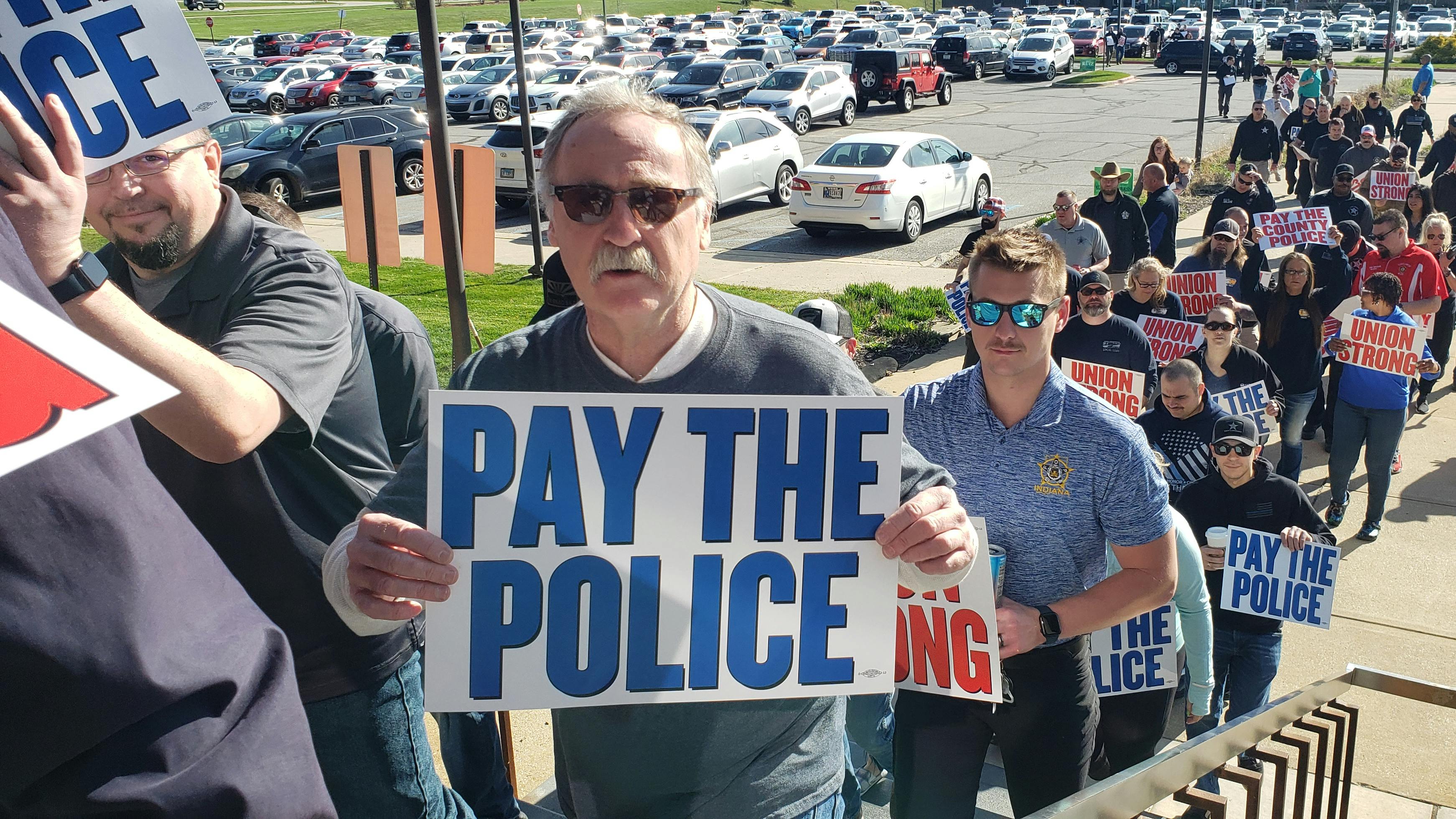 Ind. Police Protest Contentious Contract Negotiations - Vimarsana News