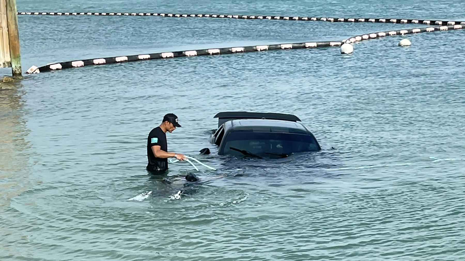 Fla. Police Officers Rescue Allegedly Impaired who Drove into Ocean - Vimarsana News