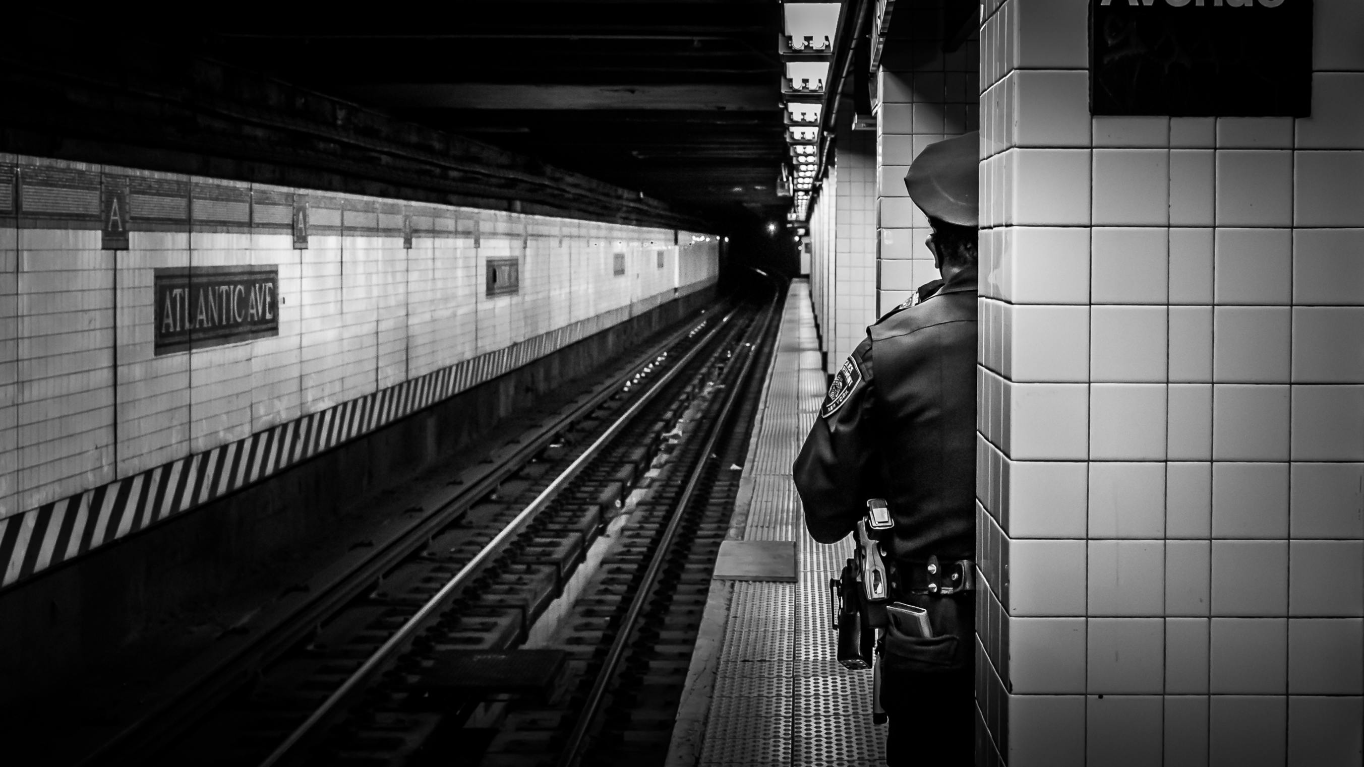 nypd_officer_subway_nyc_dt