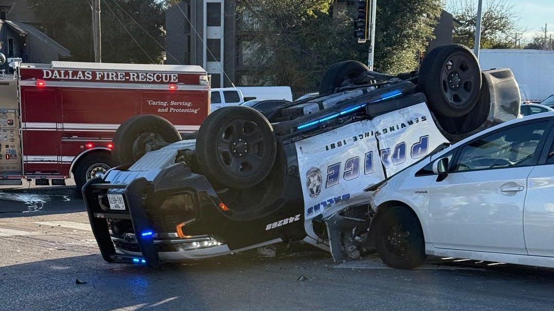 Two Dallas police officers were injured in a collsion while responding to a call.