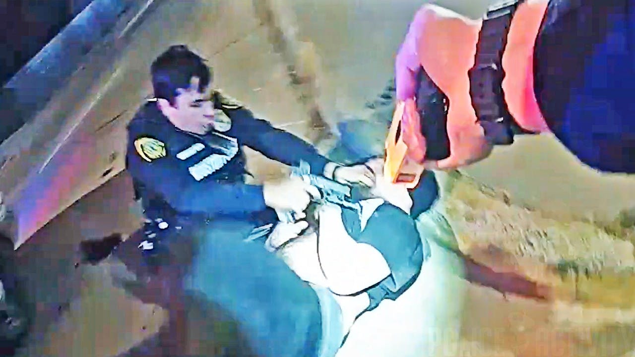 Houston police struggle with wanted suspect during stop.