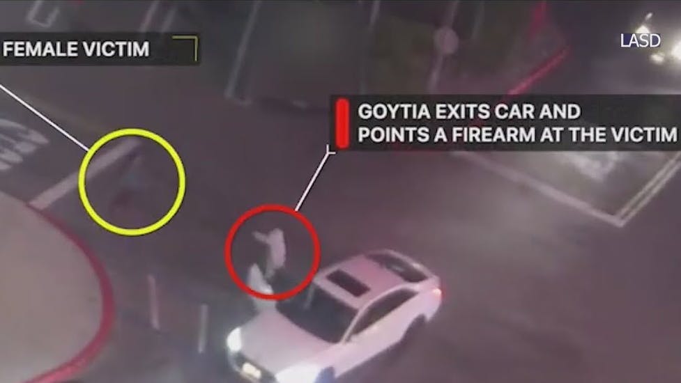 Los Angeles County sheriff's detectives stop robbery suspect.