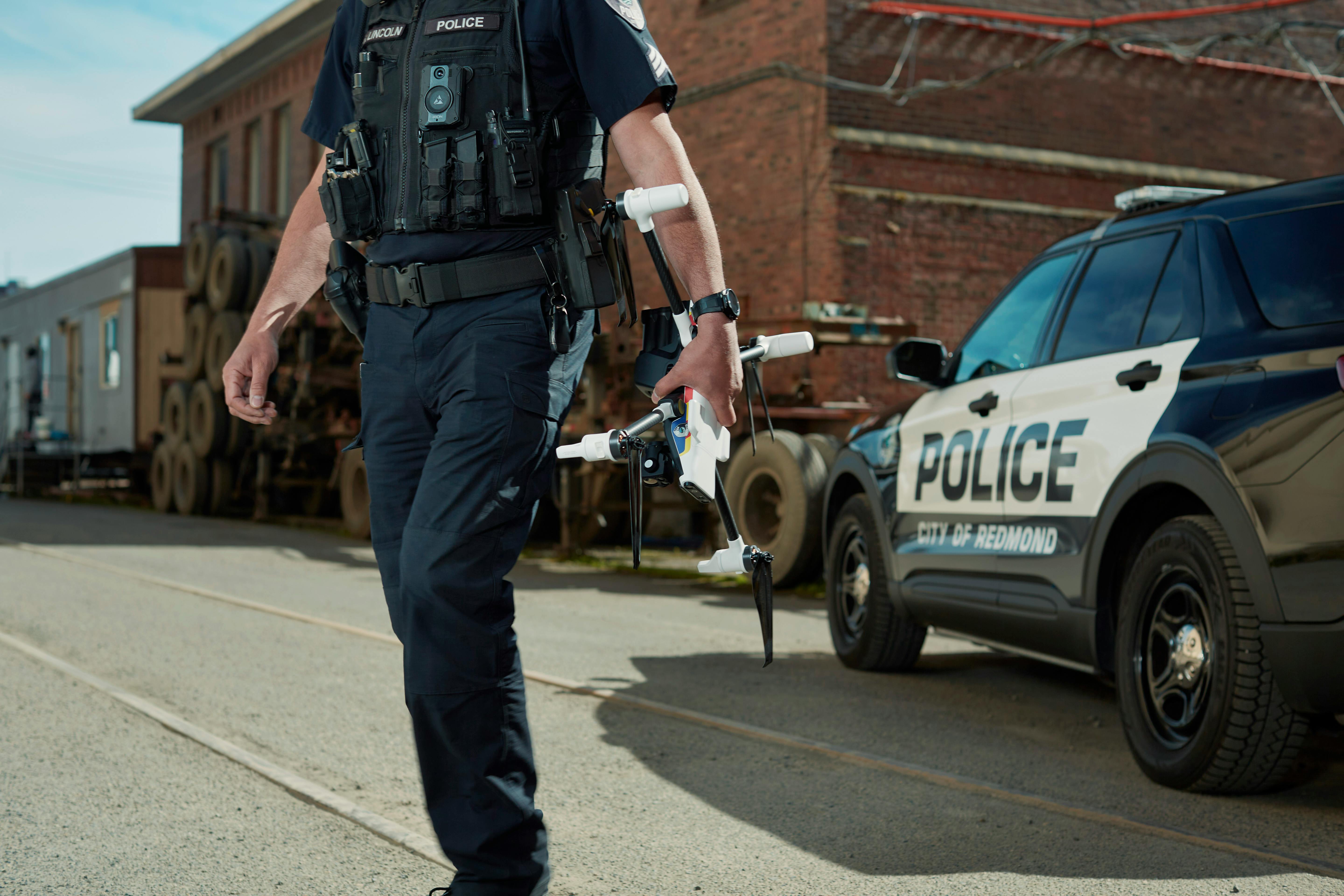 68791dc1fbd730f4e266cfb2police_officer_holding_res