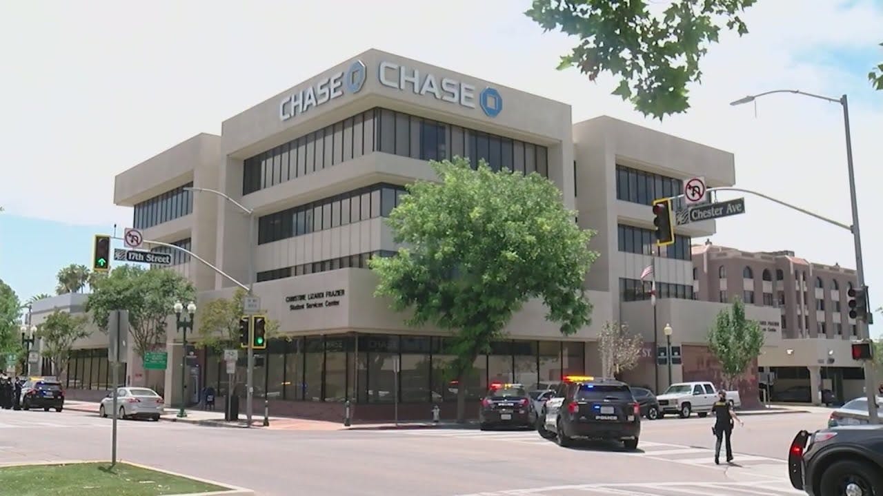 Bakersfield police respond to bank bomb threat with hostages