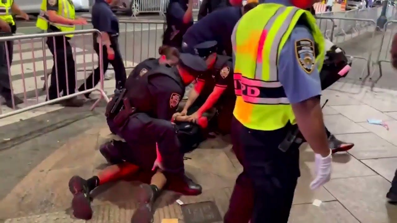 Chaos erupts after Knicks' Game 4 win