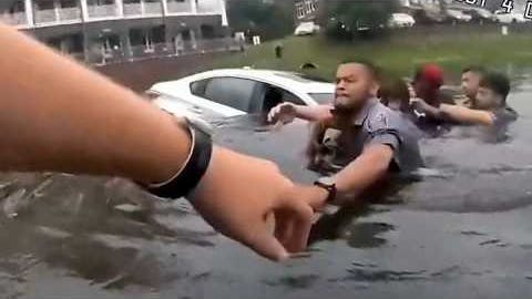 Fairfax police rescue trapped driver from sinking car