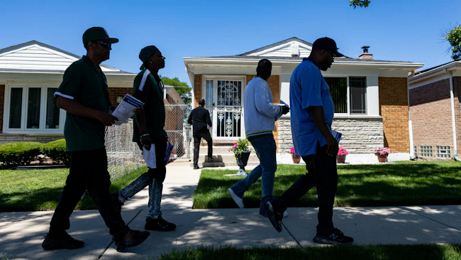 Community violence interrupters and representatives from the Chicago Police Department&rsquo;s Office of Victim Services canvass a neighborhood