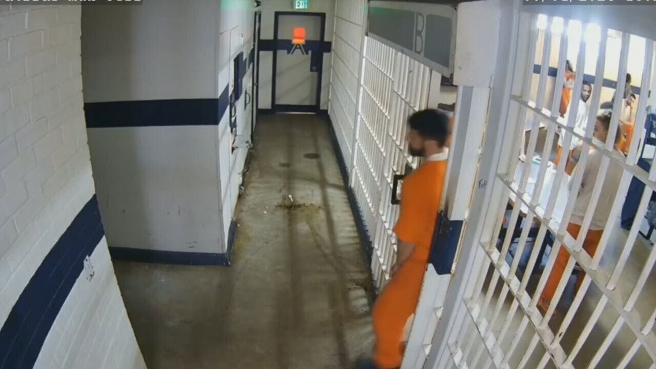 An inmate in a Chesterfield County jail uses a pencil to escape his cell