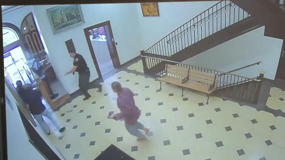 Columbiana County deputies stop a suspect before he can escape the courthouse