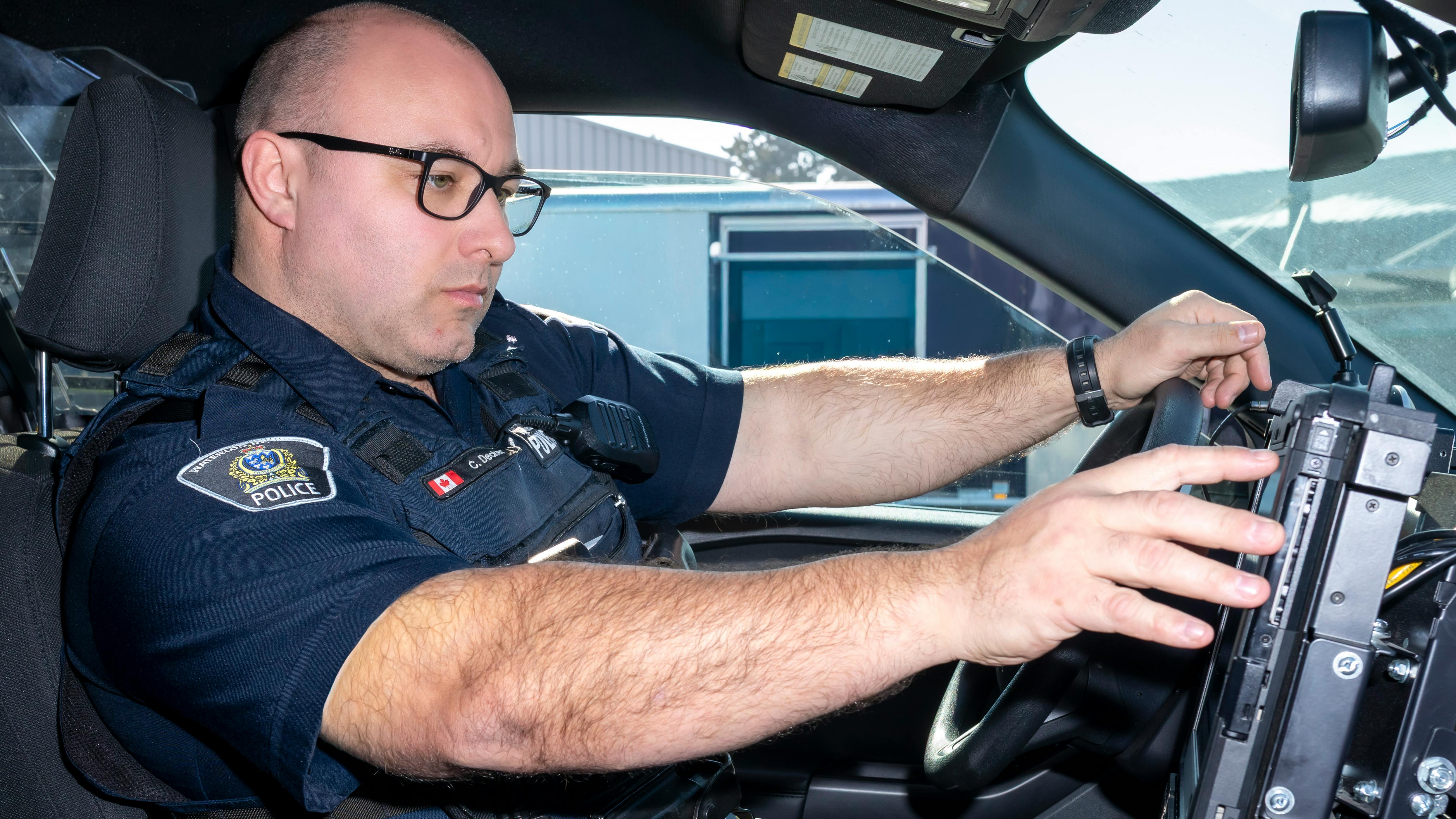6ad0fb56569259339ef5ee27 Officer Using Octave Mobile Solution 2