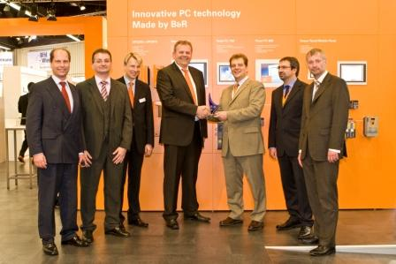 B&R Managing Director Hans Wimmer receives the Intel award at the SPS/IPC/DRIVES exhibition in Nuremberg from Markus Gabler, Cen