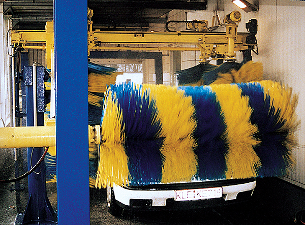 Each of IMO?EURs car washes is a factory of sorts, producing services rather than products. As such, the central office relies