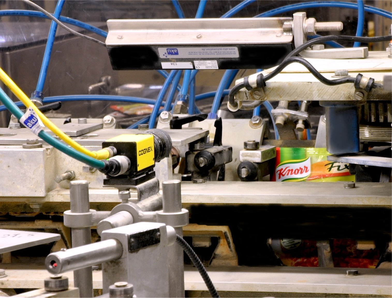 Heart of the Action: the In-Sight Micro 1400 from Cognex checks seam welds of Knorr Fix sachets at high speeds.