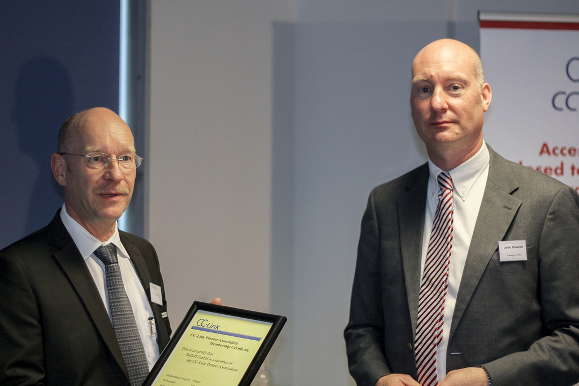Balluff&rsquo;s J&uuml;rgen Gutekunst (left) receives a certificate from John Browett, general manager of the CLPA in Europe.