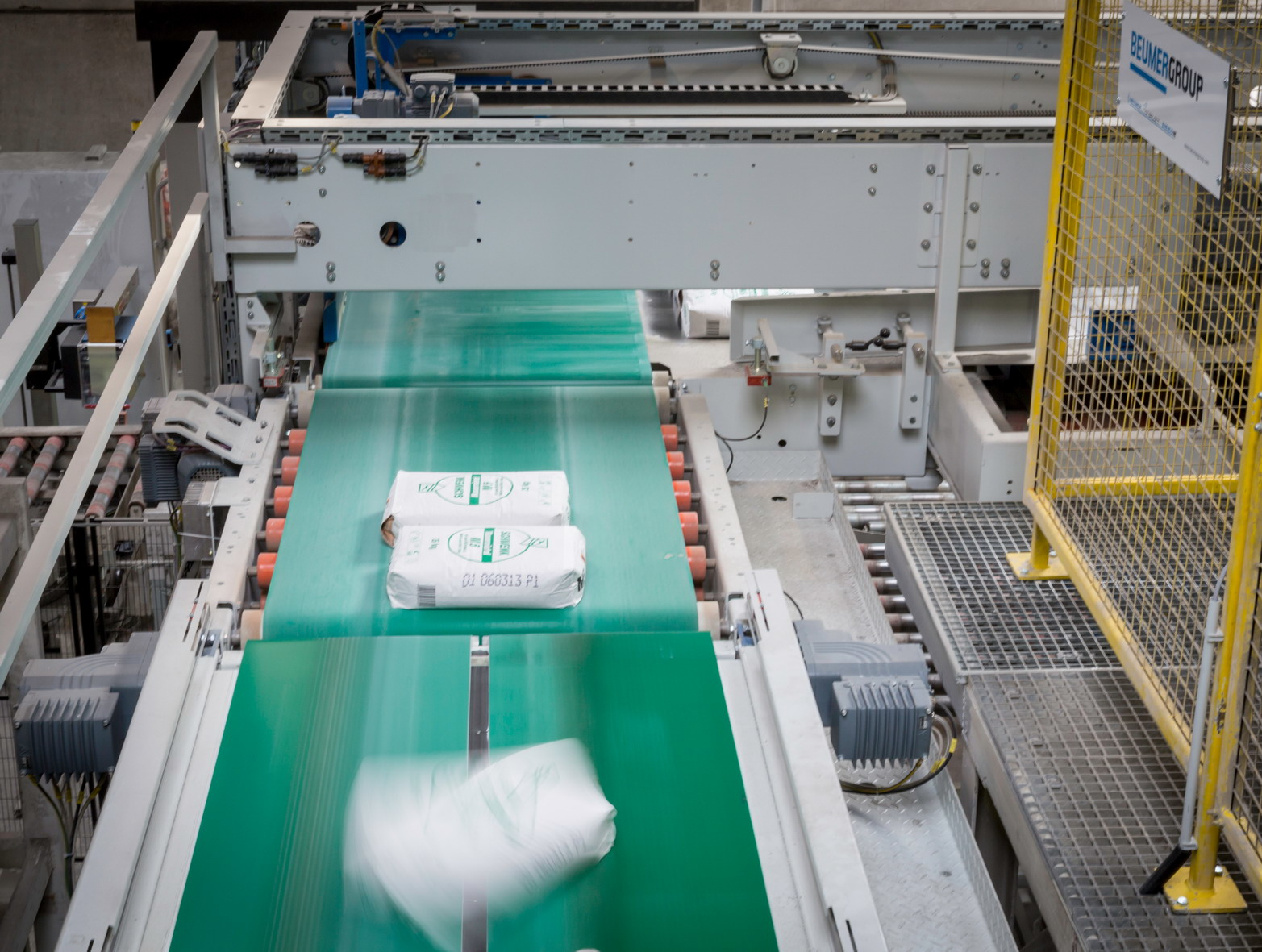 Two parallel-driven belt conveyors driven with different speeds during the turning process bring the bags gently into the required position.