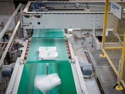 Two parallel-driven belt conveyors driven with different speeds during the turning process bring the bags gently into the required position. Two parallel-driven belt conveyors driven with different speeds during the turning process bring the bags gently into the required position.