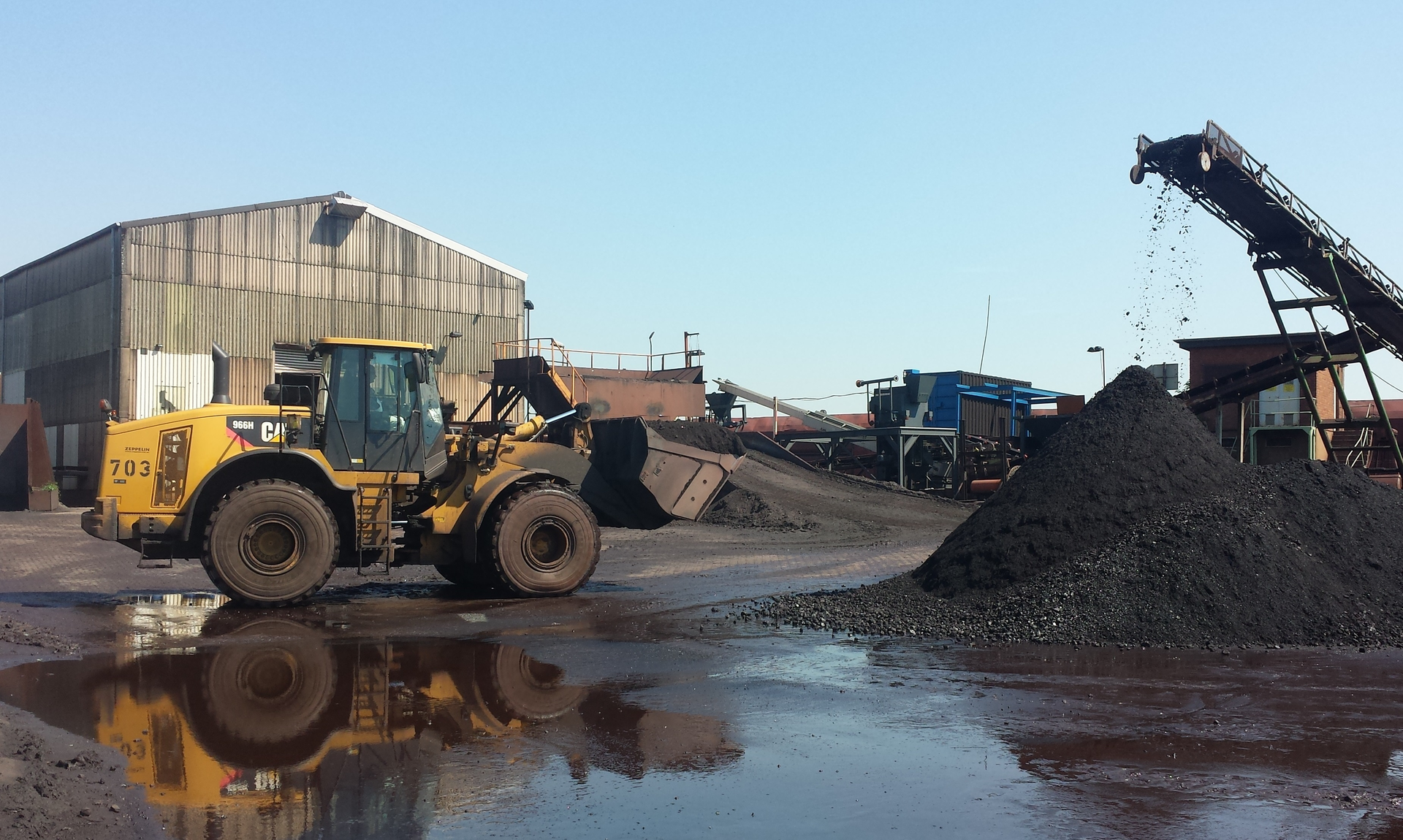 Large quantities of coal and iron ore are transported and filtered using the vacuum belt filter.