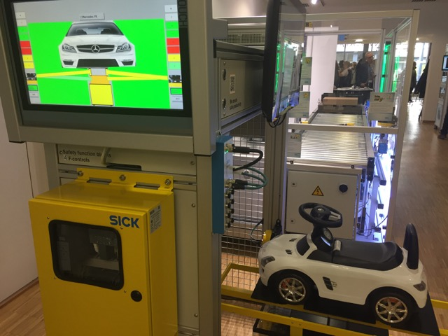 公司演示Daimler工厂使用各种传感器通过AGVs移动汽车尸体和组件