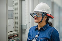 Petrochemical worker sporting Honeywell&apos;s Intelligent Wearables.