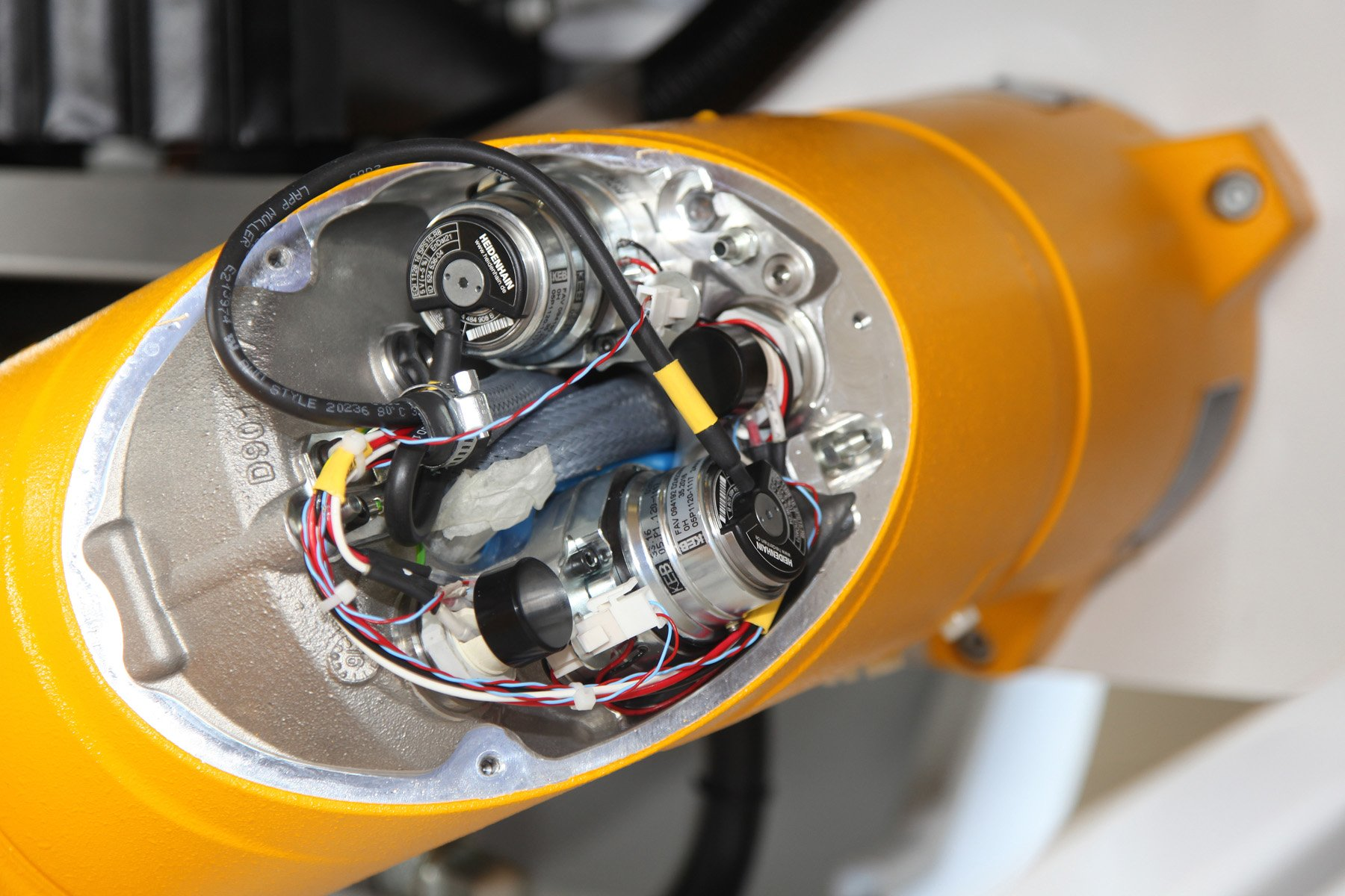 The grinding machine contains one encoder per motor, with one motor per robot axis and absolute inductive rotary encoders with 1