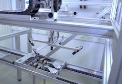 Video analytics in quality assurance: a movable arm with five video cameras films the server from different perspectives. Image source: HPE Video analytics in quality assurance: a movable arm with five video cameras films the server from different perspectives. Image source: HPE