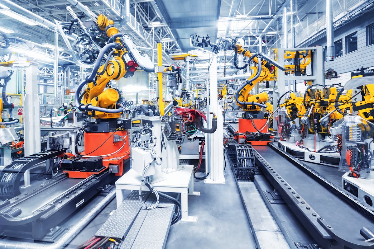 Robots can be stationary or combined with drag chains to make them move along a path in various industrial manufacturing applications like automotive, material handling, and food and beverage.