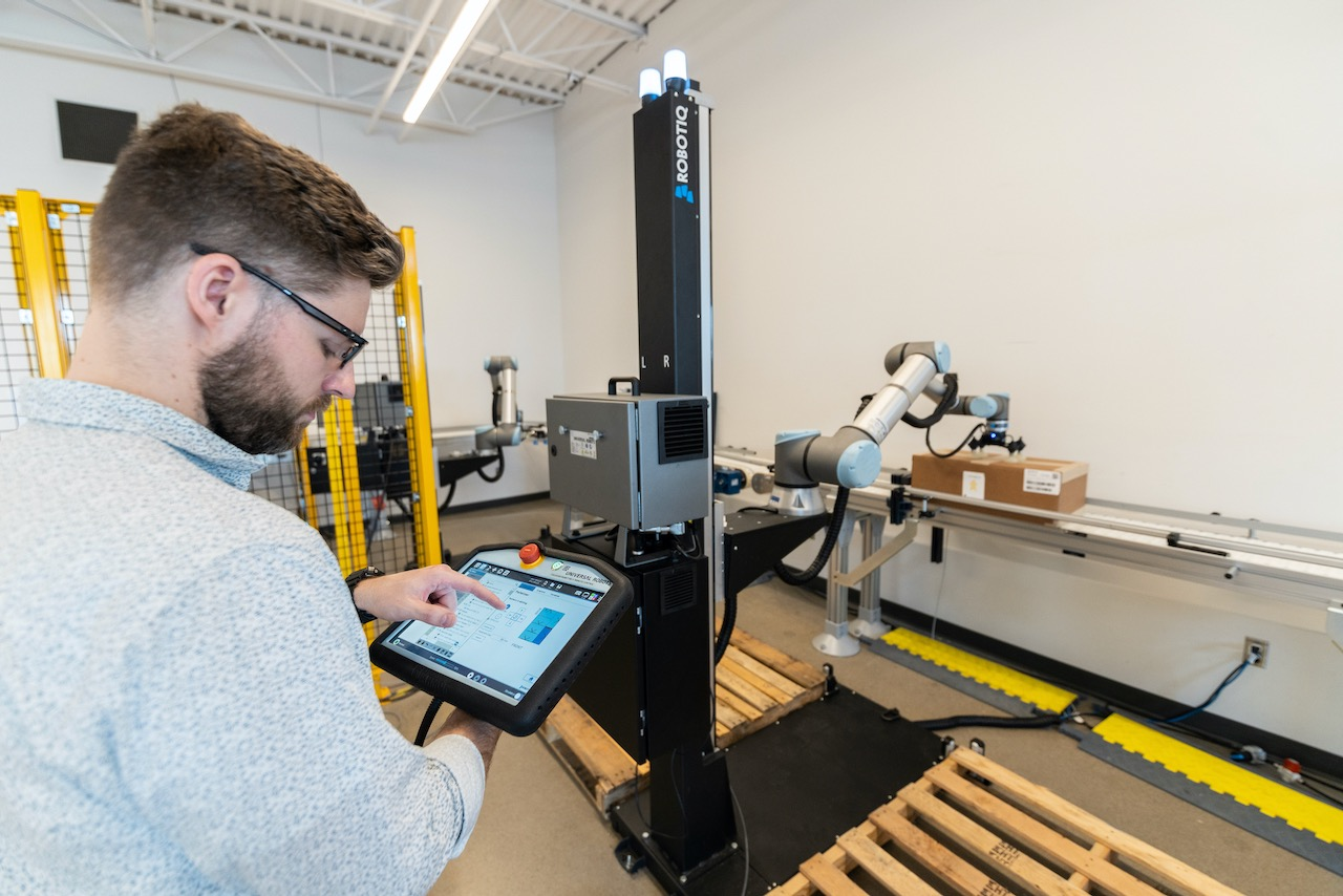Universal Robots&rsquo; new UR10e (with a 12.5kg payload) powers Robotiq&rsquo;s palletizing sysem.