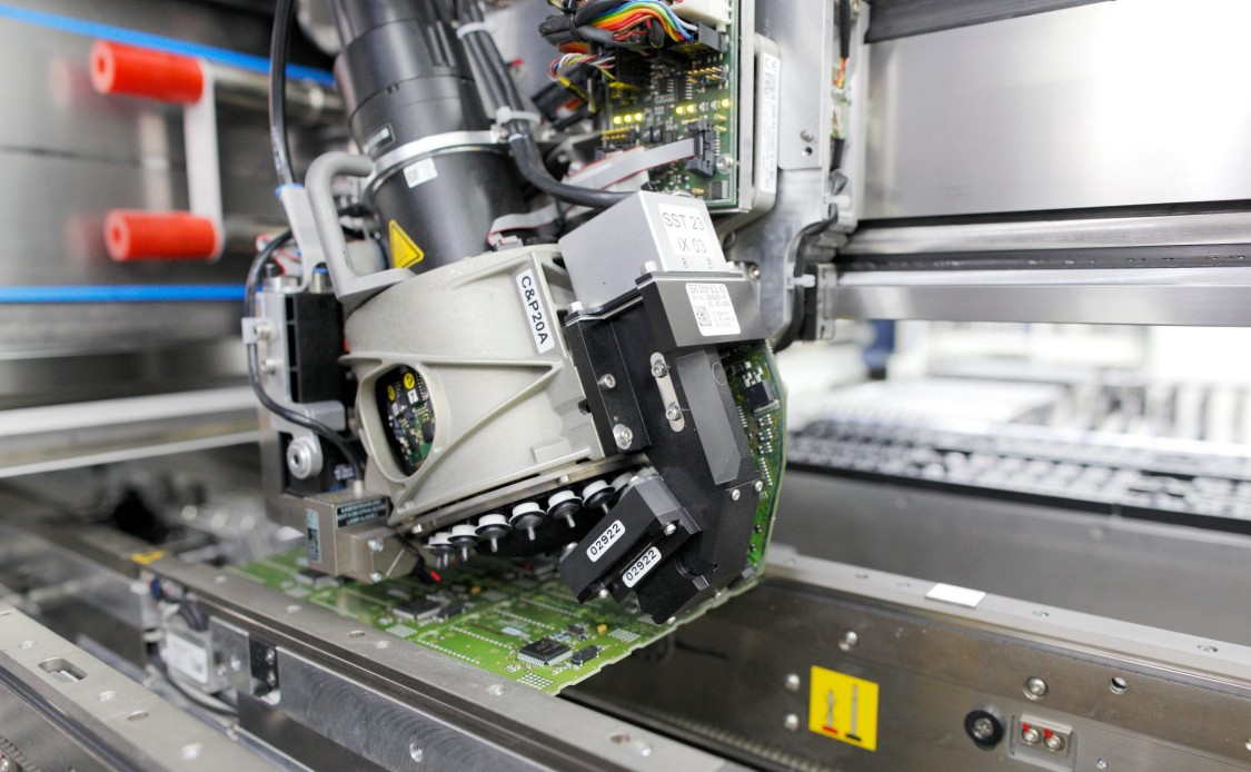 Amberg设施装配印刷电路板时,AI提供对打印电路板误差概率的洞察力源码:西门子