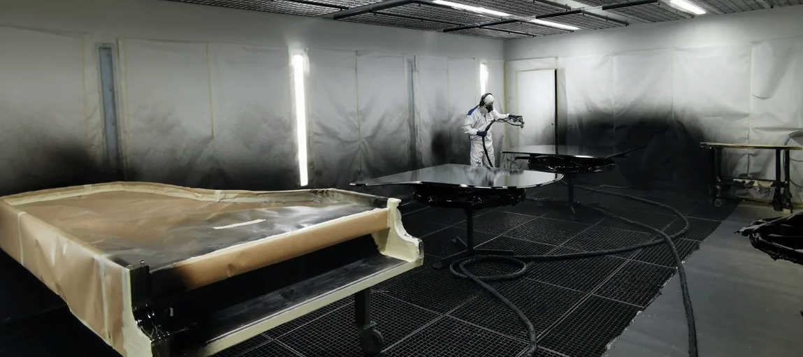 博森多夫大钢琴仍人工刷新,需要大量技巧和经验