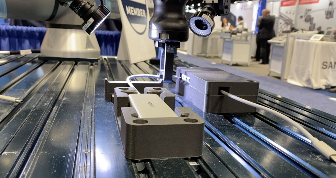 MirAI2控制通用机器人子机从随机或移动位置抓取USB连接器并从设备插出插件/免插件